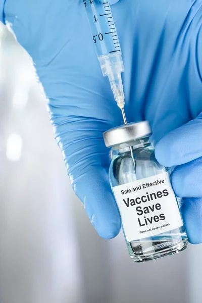 Egészségügyi Koncepció Egy Kézzel Kék Orvosi Kesztyű Tartja Fecskendő Vakcina — Stock Fotó