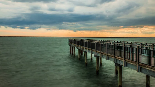 Pier Under Heavy Clouds — Stock Photo, Image