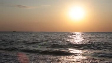 Şafağın güzelliği ve gün batımının romantizmi, rahatlama ve meditasyon videosu.