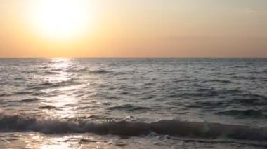 Şafağın güzelliği ve gün batımının romantizmi, rahatlama ve meditasyon videosu.