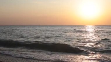 Şafağın güzelliği ve gün batımının romantizmi, rahatlama ve meditasyon videosu.