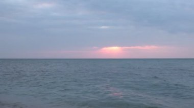 Şafağın güzelliği ve gün batımının romantizmi, rahatlama ve meditasyon videosu.