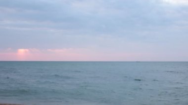 Şafağın güzelliği ve gün batımının romantizmi, rahatlama ve meditasyon videosu.
