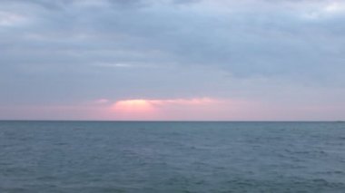Şafağın güzelliği ve gün batımının romantizmi, rahatlama ve meditasyon videosu.