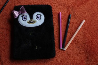 Notlar ve keçeli kalemler için arkaplan defteri boş yer