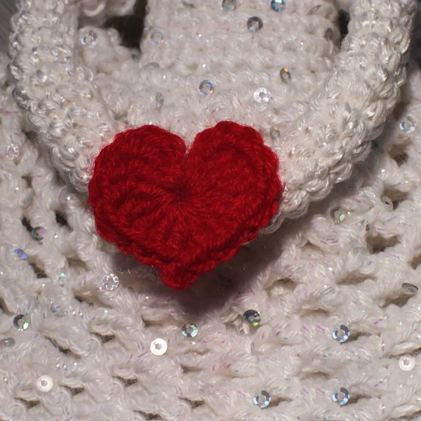 Coração Vermelho Nas Mãos Anjo Branco — Fotografia de Stock