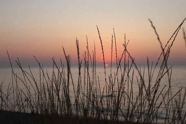 自然背景の水と日没の夜明けロマンチックな気分 — ストック写真