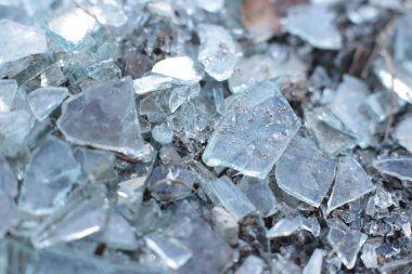 Küçük, keskin cam parçaları, makro buz parçaları.