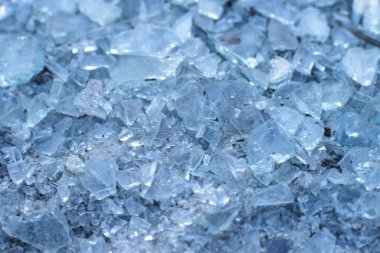 Küçük, keskin cam parçaları ve buz mavisi parçalar.