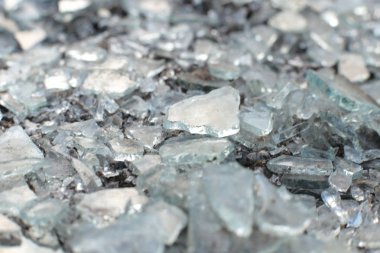 Küçük, keskin cam parçaları ve buz mavisi parçalar.