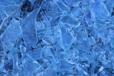 Küçük, keskin cam parçaları ve buz mavisi parçalar.