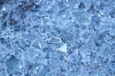 Küçük, keskin cam parçaları ve buz mavisi parçalar.