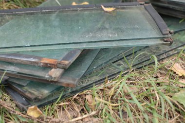 Küçük, keskin cam parçaları ve buz mavisi parçalar.