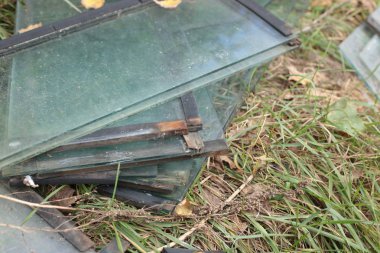 Küçük, keskin cam parçaları ve buz mavisi parçalar.