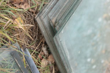 Küçük, keskin cam parçaları ve buz mavisi parçalar.