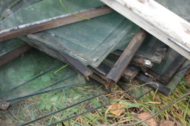 Küçük, keskin cam parçaları ve buz mavisi parçalar.