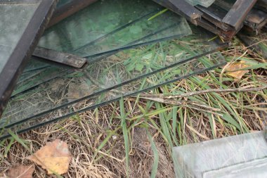 Küçük, keskin cam parçaları ve buz mavisi parçalar.