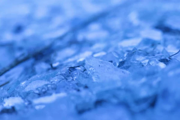Pequenos Cacos Afiados Vidro Pedaços Gelo Azul — Fotografia de Stock