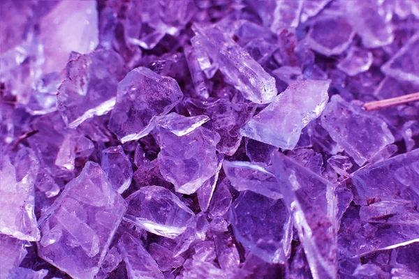 Küçük, keskin cam parçaları ve buz mavisi parçalar.