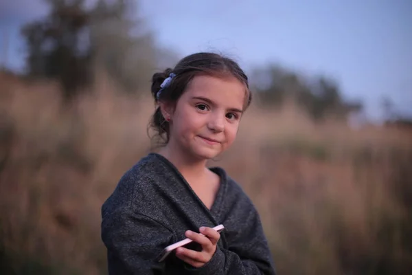 Uma Menina Sete Anos Com Emoções Diferentes Seu Rosto Joga — Fotografia de Stock