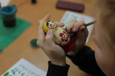 Semenov, Volga Bölgesi / Rusya - 10 Kasım 2019: Gelecekteki sanatçılar çocukları ve sanatı resmediyor