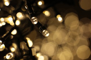 Sıcak gölgenin odaksız ışıkları, şenlikli arka plan. Odaksız Noel çelengi.