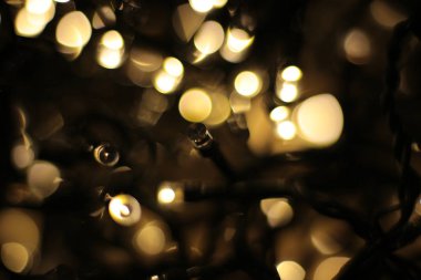 Sıcak gölgenin odaksız ışıkları, şenlikli arka plan. Odaksız Noel çelengi.