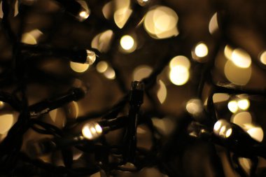 Sıcak gölgenin odaksız ışıkları, şenlikli arka plan. Odaksız Noel çelengi.