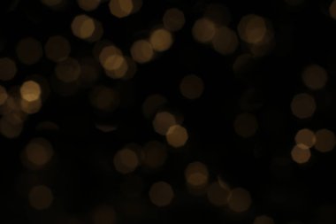 Sıcak gölgenin odaksız ışıkları, şenlikli arka plan. Odaksız Noel çelengi.