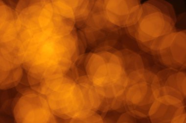 Sıcak gölgenin odaksız ışıkları, şenlikli arka plan. Odaksız Noel çelengi.