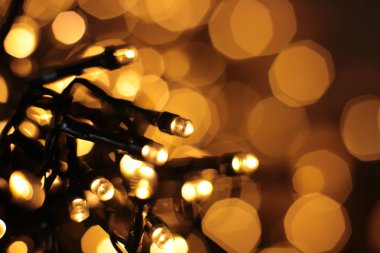 Sıcak gölgenin odaksız ışıkları, şenlikli arka plan. Odaksız Noel çelengi.