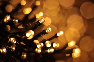 Sıcak gölgenin odaksız ışıkları, şenlikli arka plan. Odaksız Noel çelengi.