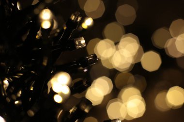 Sıcak gölgenin odaksız ışıkları, şenlikli arka plan. Odaksız Noel çelengi.