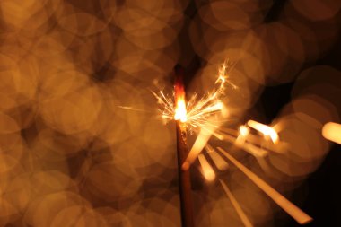 Bengal yangını ve kıvılcımlar makro fotoğraf şenliği arka planında Noel ve Yeni Yıl