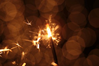 Bengal yangını ve kıvılcımlar makro fotoğraf şenliği arka planında Noel ve Yeni Yıl