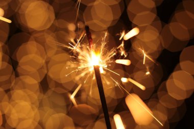 Bengal yangını ve kıvılcımlar makro fotoğraf şenliği arka planında Noel ve Yeni Yıl