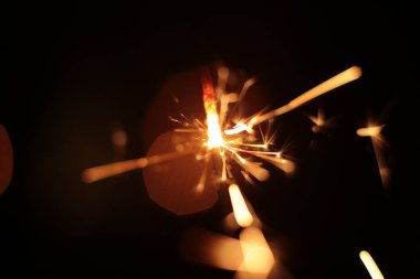 Şenlikli ışıltılı ışıldayan arka plan Noel ve Yeni Yıl ve maytap