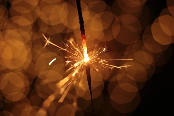 Burning Sparkling Sparkler Nowy Rok Świąteczny Bokeh Tło — Zdjęcie stockowe