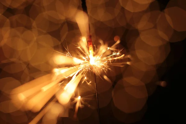 Burning Sparkling Sparkler Nowy Rok Świąteczny Bokeh Tło — Zdjęcie stockowe