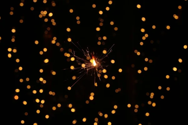 Queimando Espumante Espumante Ano Novo Fundo Bokeh Festivo — Fotografia de Stock