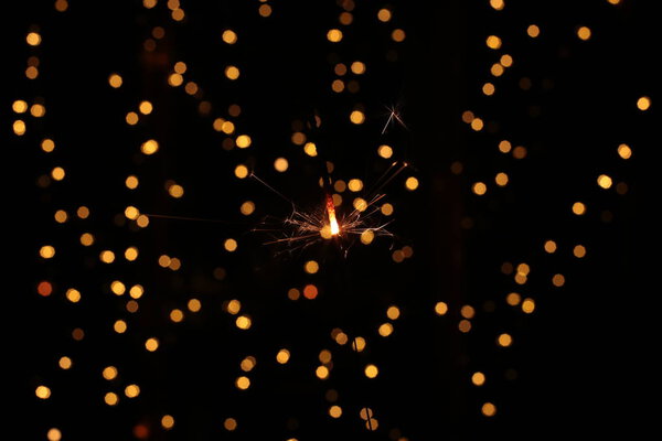 Горящий и сверкающий бенгальский новогодний праздничный фон боке
