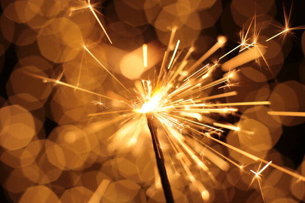 Бенгальский огонь и искры макро фото праздничный фон боке Рождество и Новый год