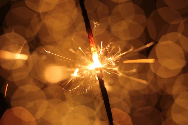 Bengalski Ogień Iskry Makro Zdjęcie Świąteczne Bokeh Tło Boże Narodzenie — Zdjęcie stockowe