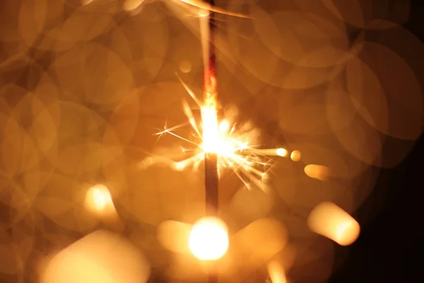 圣诞和新年的背景闪烁着节日的光芒和火花 — 图库照片