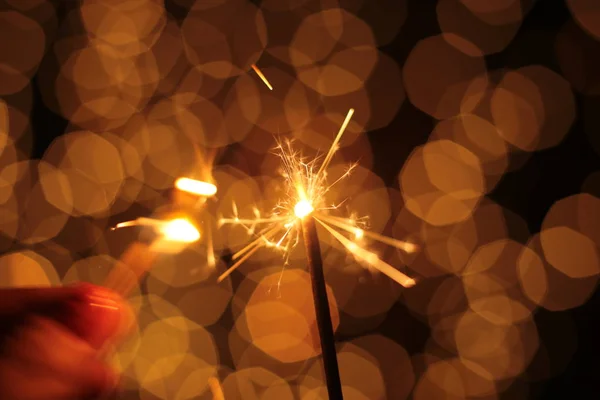 Festivo Espumante Piscando Fundo Bokeh Natal Ano Novo Sparkler — Fotografia de Stock