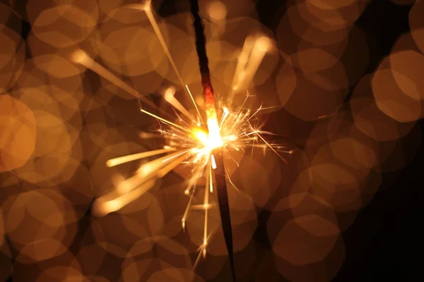 Festivo Espumante Piscando Fundo Bokeh Natal Ano Novo Sparkler — Fotografia de Stock