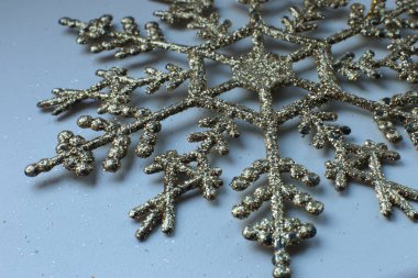 Makro manzaralı Noel ağacı parlak oyuncak kar tanesi