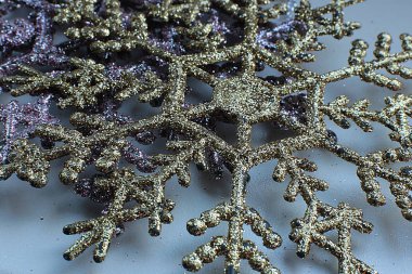 Makro manzaralı Noel ağacı parlak oyuncak kar tanesi