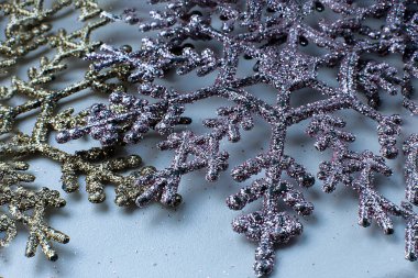 Makro manzaralı Noel ağacı parlak oyuncak kar tanesi