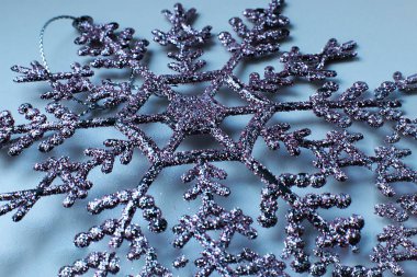 Makro manzaralı Noel ağacı parlak oyuncak kar tanesi